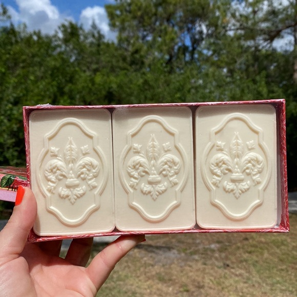 NWT Italian Rose Scented Carved Soap Set - Picture 3 of 3